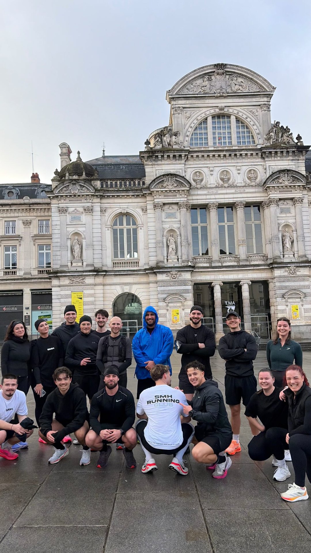 Groupe SMH Running Club devant le théâtre d'Angers