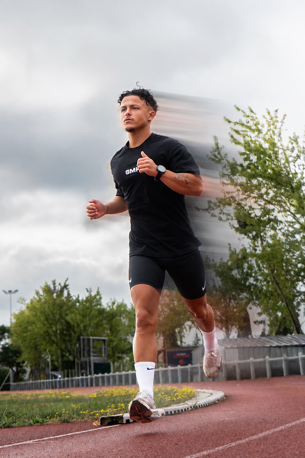 Swann Mellah, coach sportif à Angers, en course sur la piste d'athlétisme